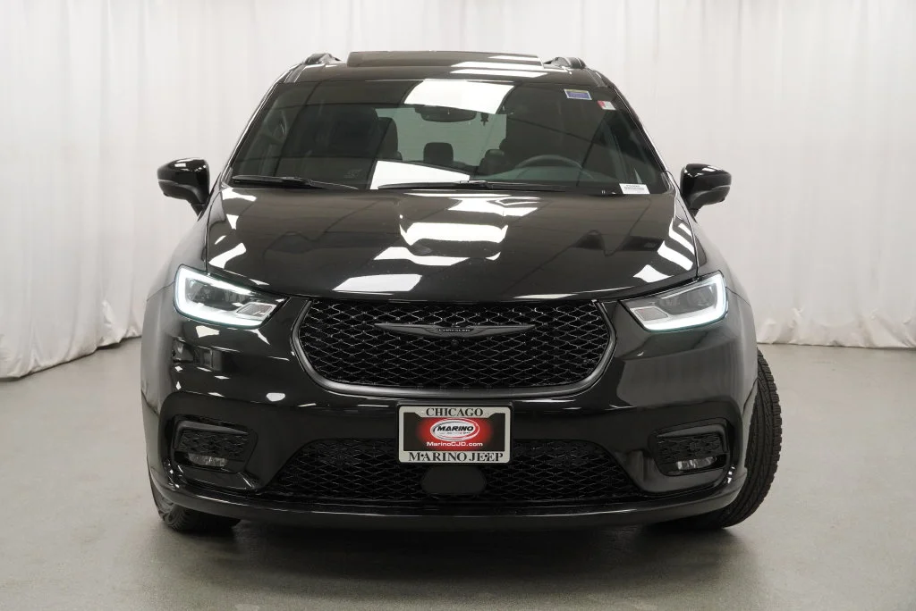 Used 2023 Black Chrysler Touring L image 13
