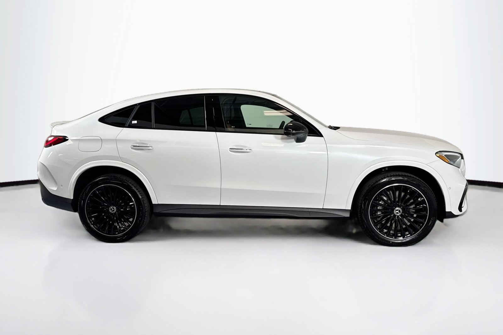 New 2026 Manufaktur Moonlight White Metallic Mercedes-Benz GLC 300 image 4