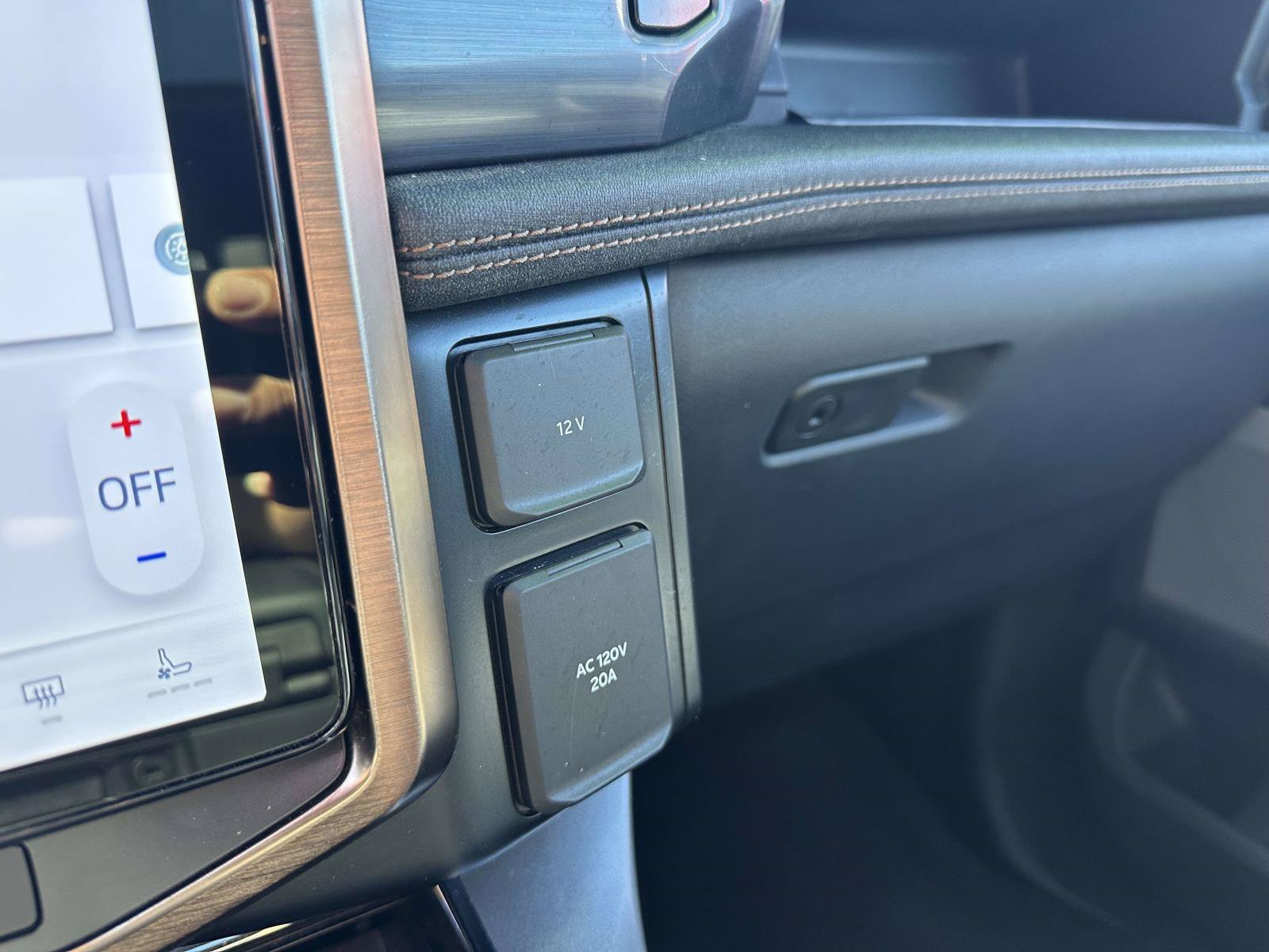 Used 2023 White Metallic Ford LARIAT image 23