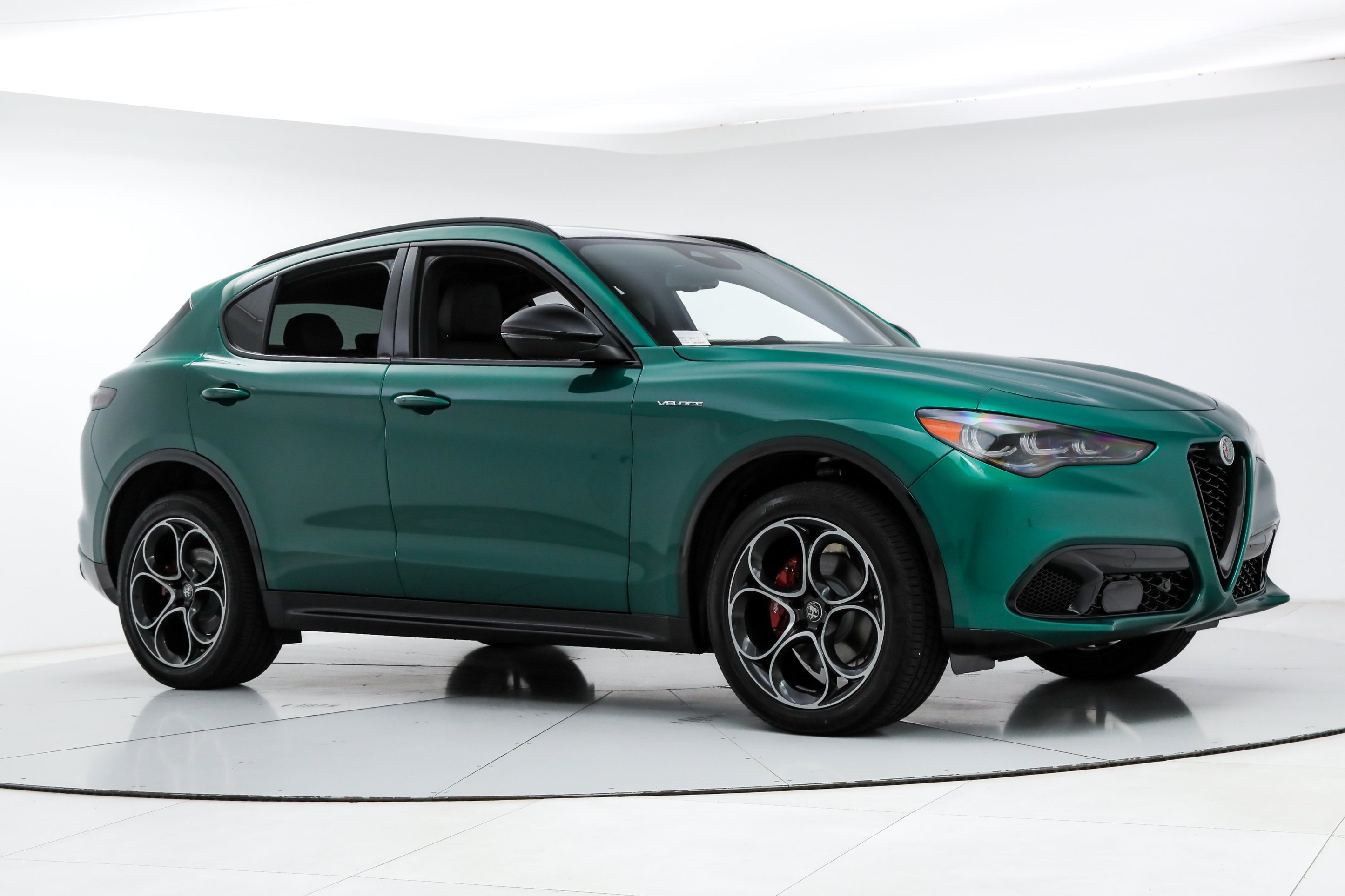 New 2026 Verde (Green) Fangio Metallic Exterior Paint Alfa Romeo  image 7
