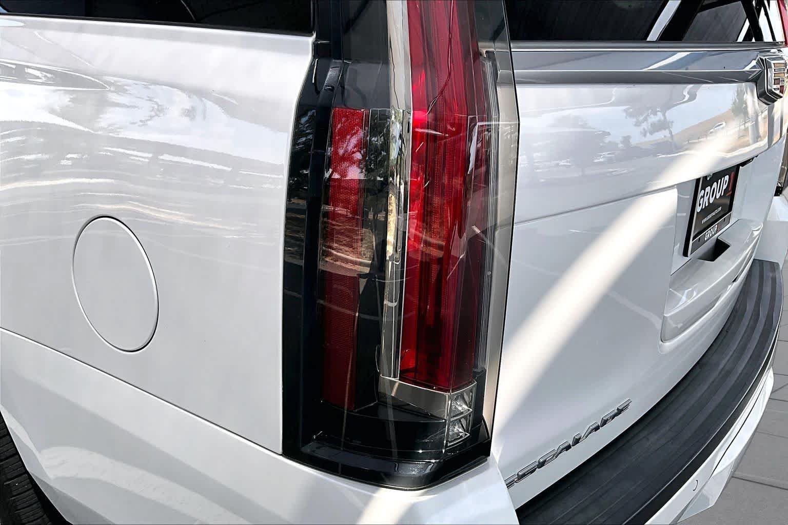 Used 2019 Crystal White Tricoat Cadillac Premium Luxury image 29