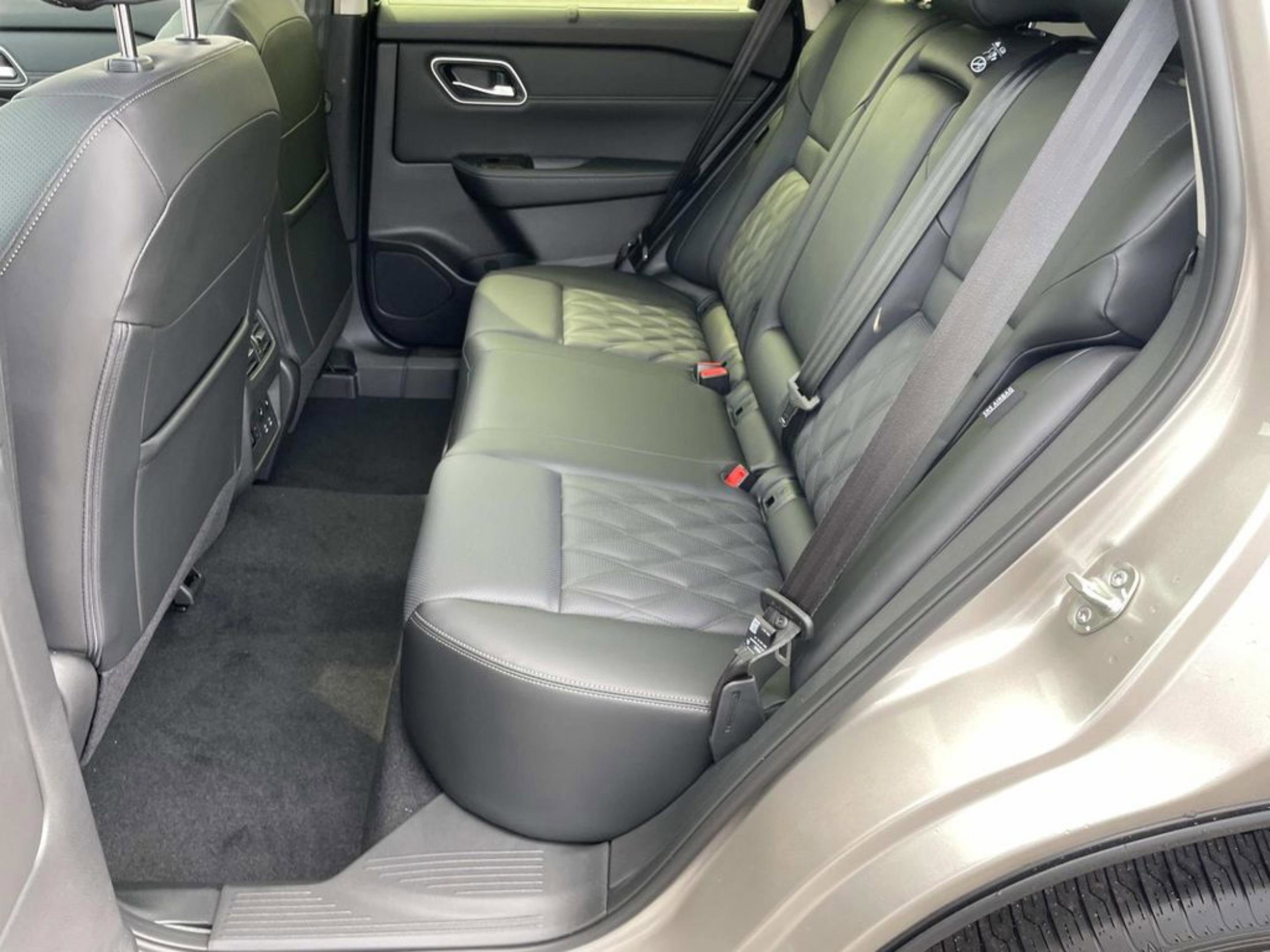 New 2026 Champagne Silver Metallic / Super Black Two-tone Nissan Platinum image 11