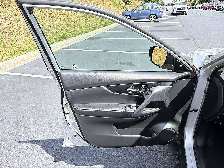 Used 2015 Brilliant Silver Nissan SL image 10