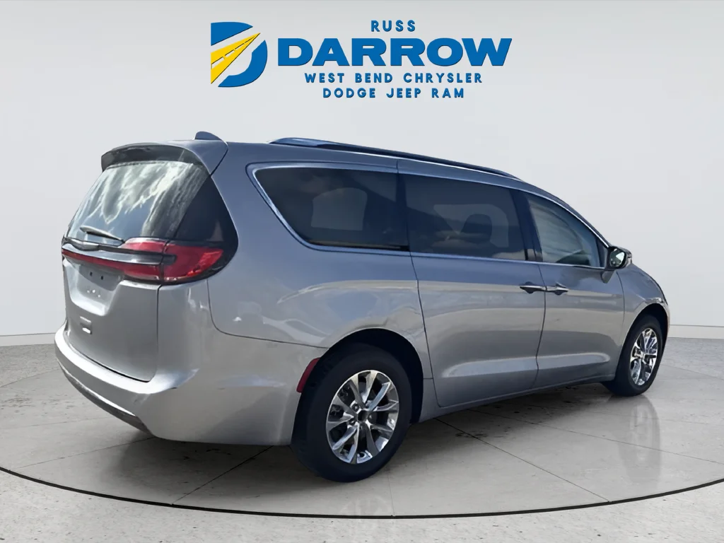 Used 2021 Silver Chrysler Touring L image 5
