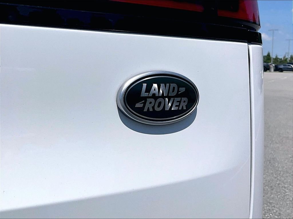 Used 2023 White Land Rover SE image 29
