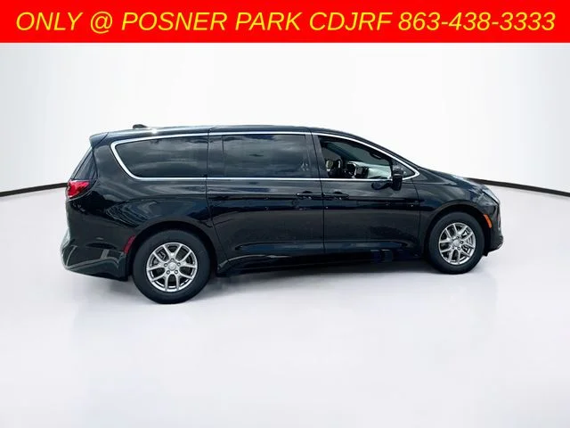 New 2027 Diamond Black Crystal Pearl-Coat Exterior Paint Chrysler  image 4