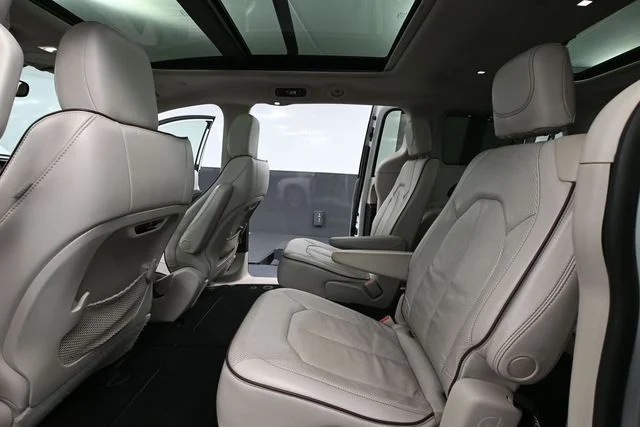 Used 2020 White Chrysler Limited image 38