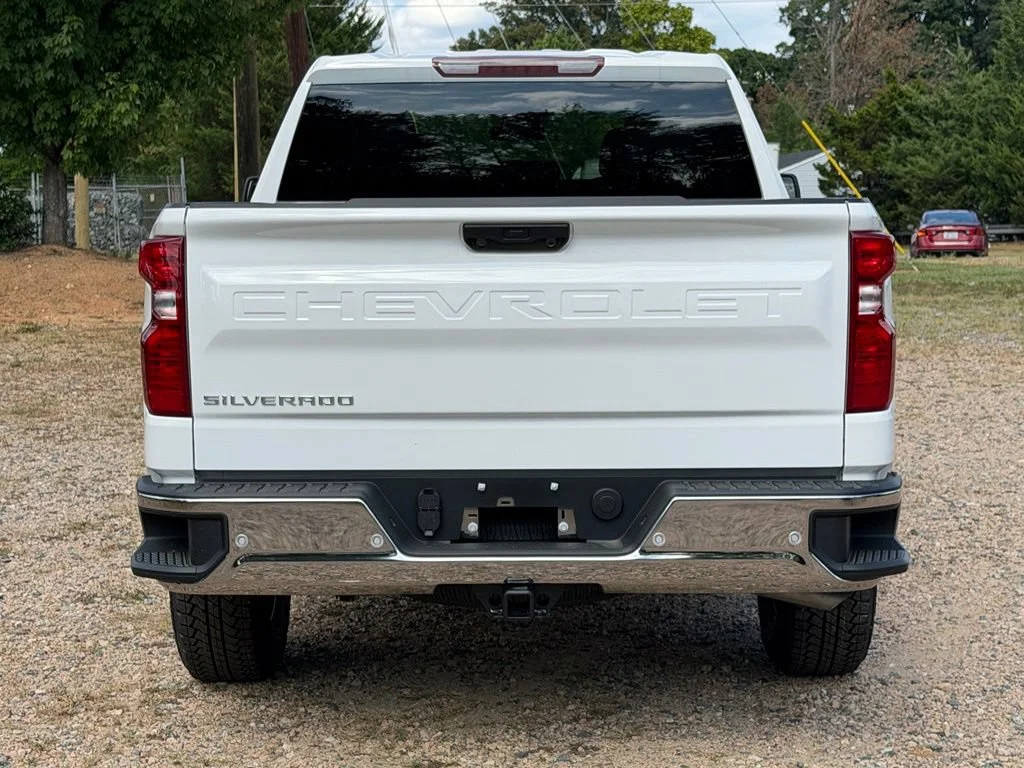 New 2026 Summit White Chevrolet WT image 5