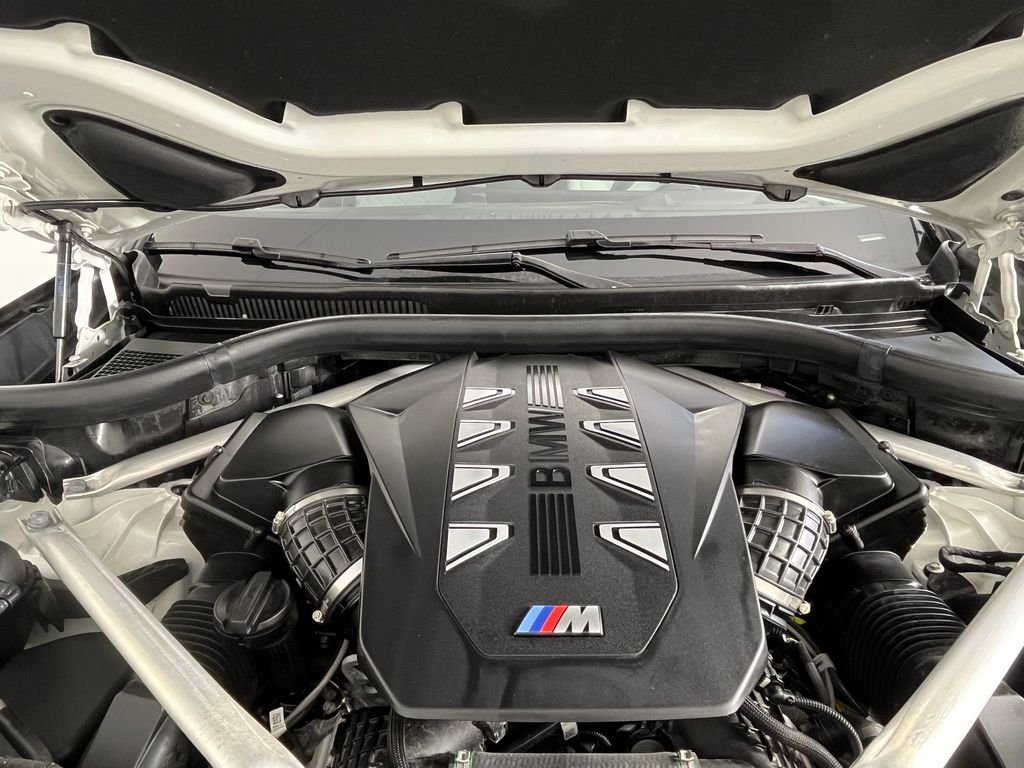Used 2024 White BMW M60i image 18