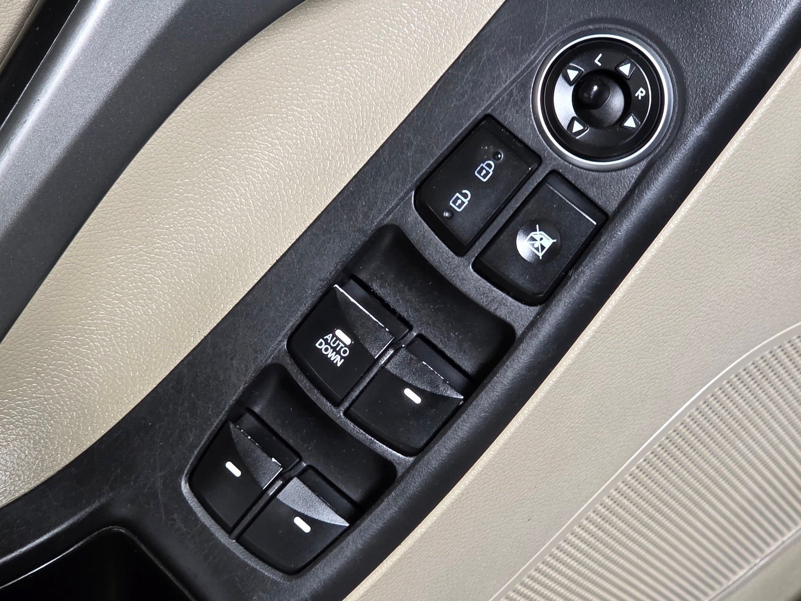 Used 2014 Desert Bronze Hyundai SE image 21