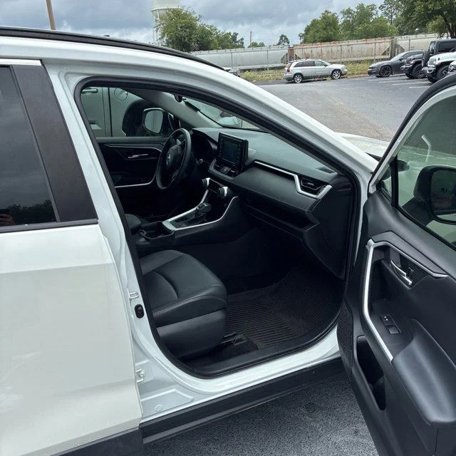 Used 2021 White Toyota XLE Premium image 10