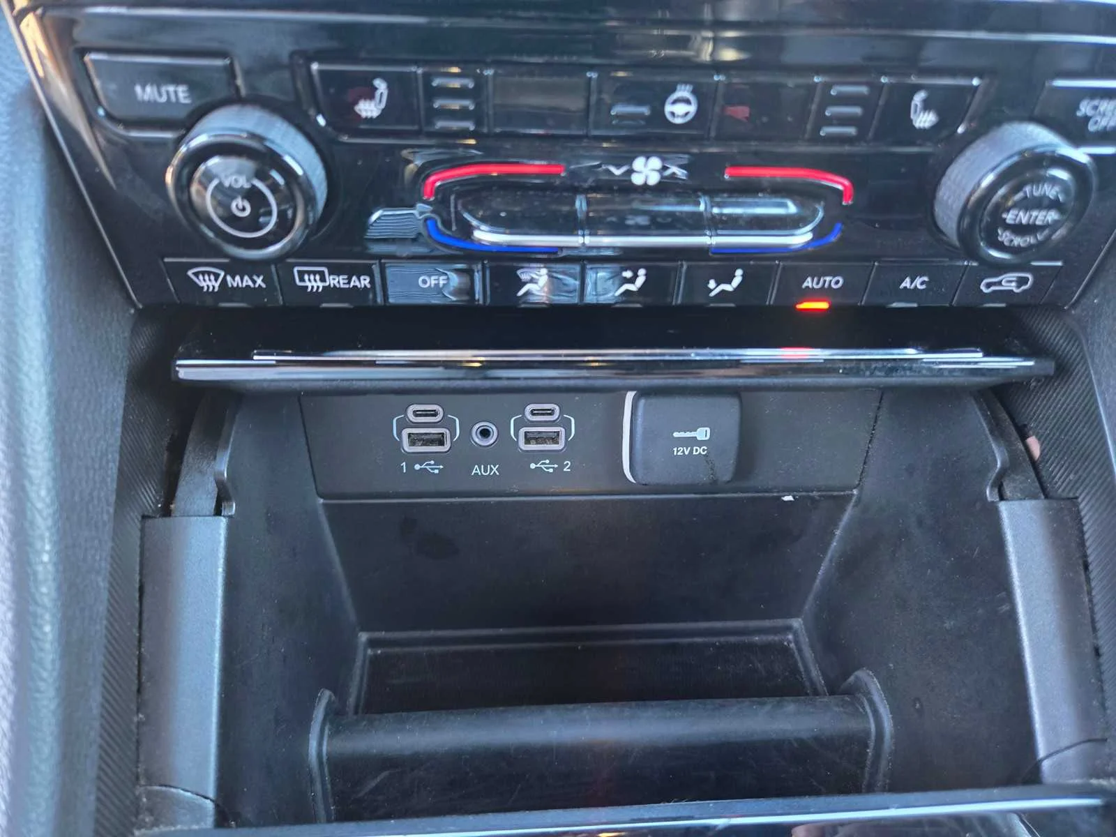Used 2024  Jeep  image 17