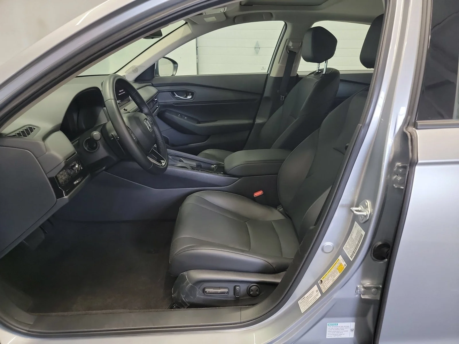 Certified Used 2025 Solar Silver Metallic Honda EX-L image 12