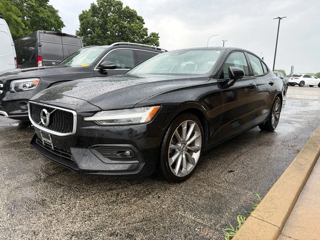 Used 2019 Black Volvo T5 Momentum image 4