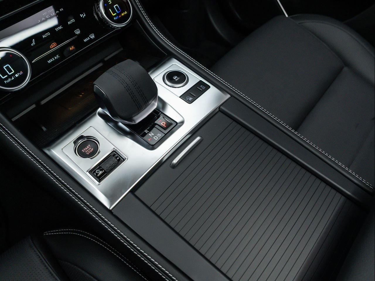 2025 Jaguar F-PACE R-Dynamic S - Photo 28
