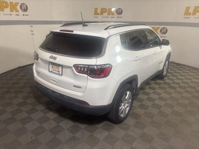 Used 2022 Bright White Clearcoat Jeep Latitude image 7