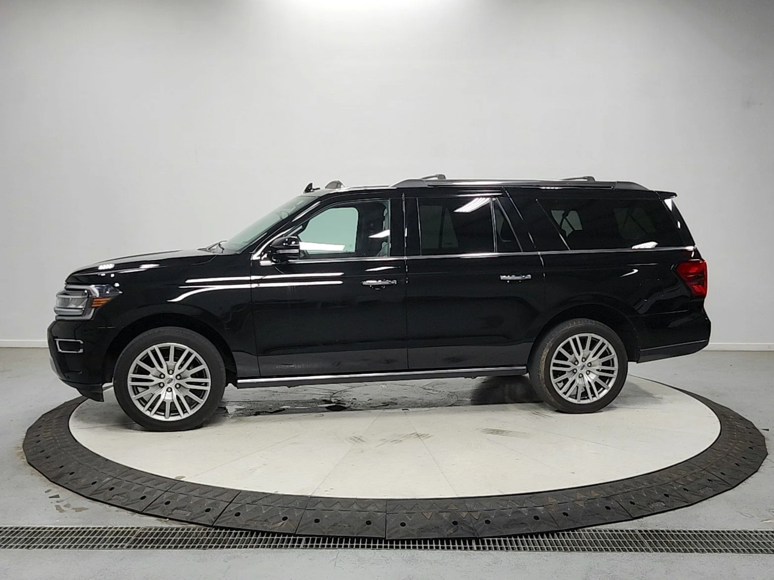 Used 2023 Black Ford Limited image 4