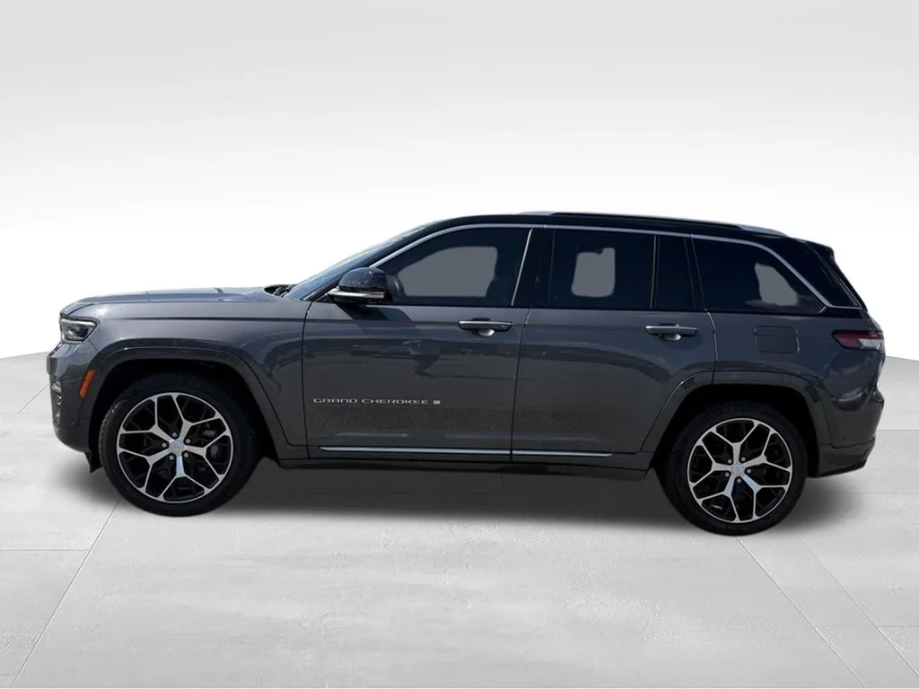 Used 2023 Gray Jeep Summit Reserve image 2