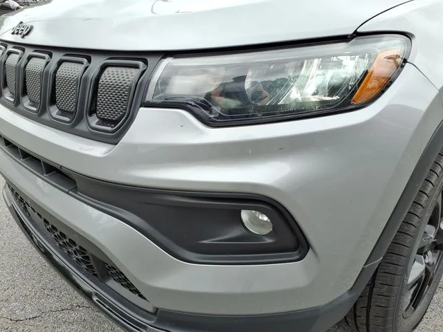 Used 2022 Silver Jeep Latitude image 4