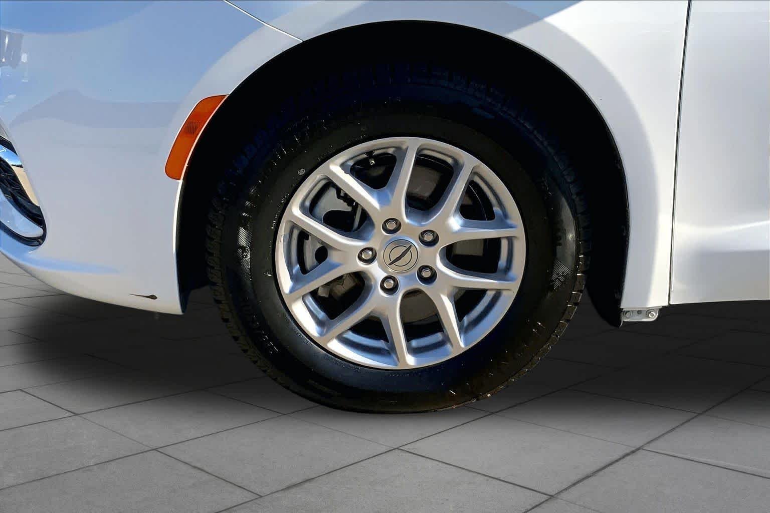 Used 2023 Bright White Clearcoat Chrysler Touring L image 11