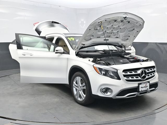 Used 2019 White Mercedes-Benz GLA 250 image 41