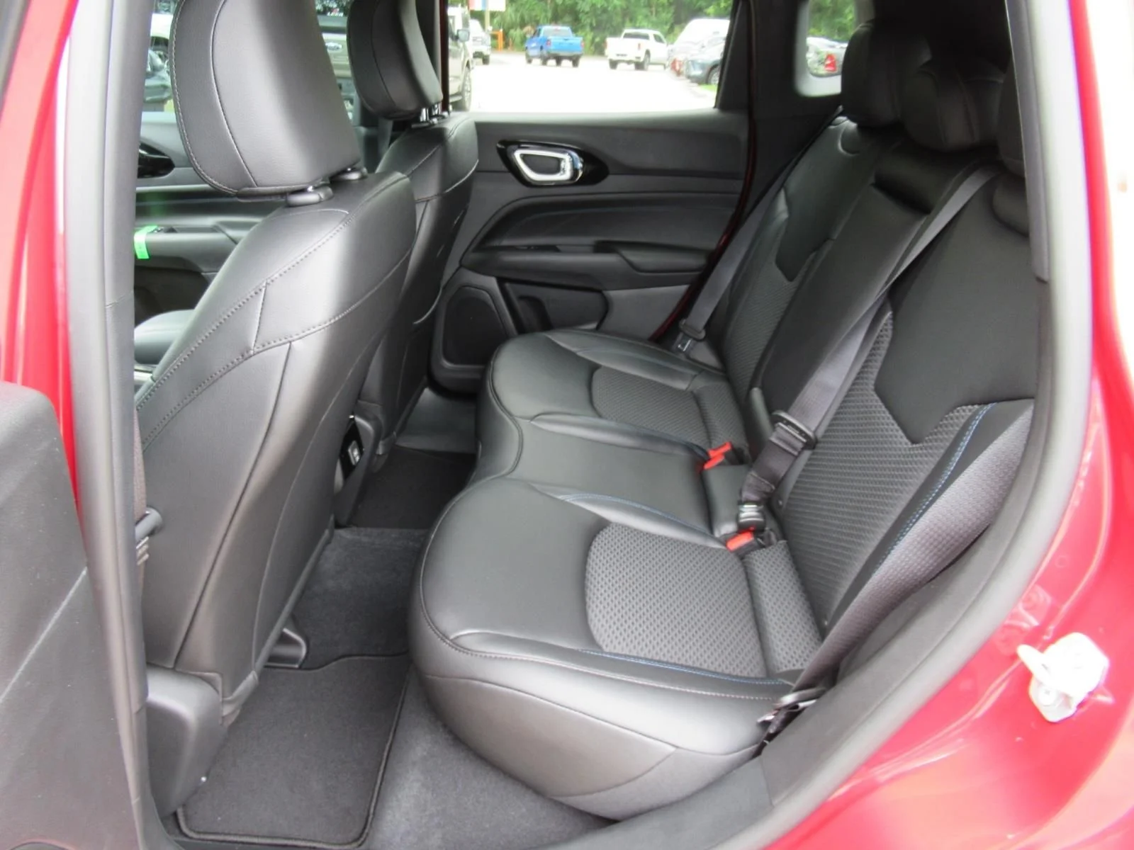 New 2026 Red Hot Pearl-Coat Exterior Paint Jeep Latitude Altitude image 32
