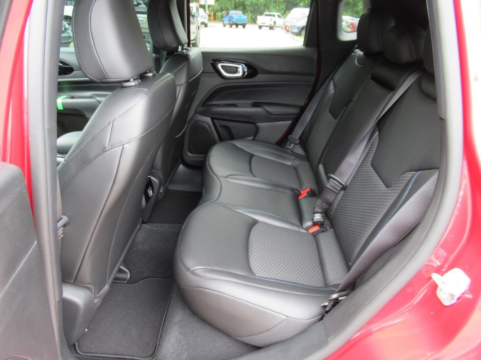 New 2026 Red Hot Pearl-Coat Exterior Paint Jeep Latitude image 32