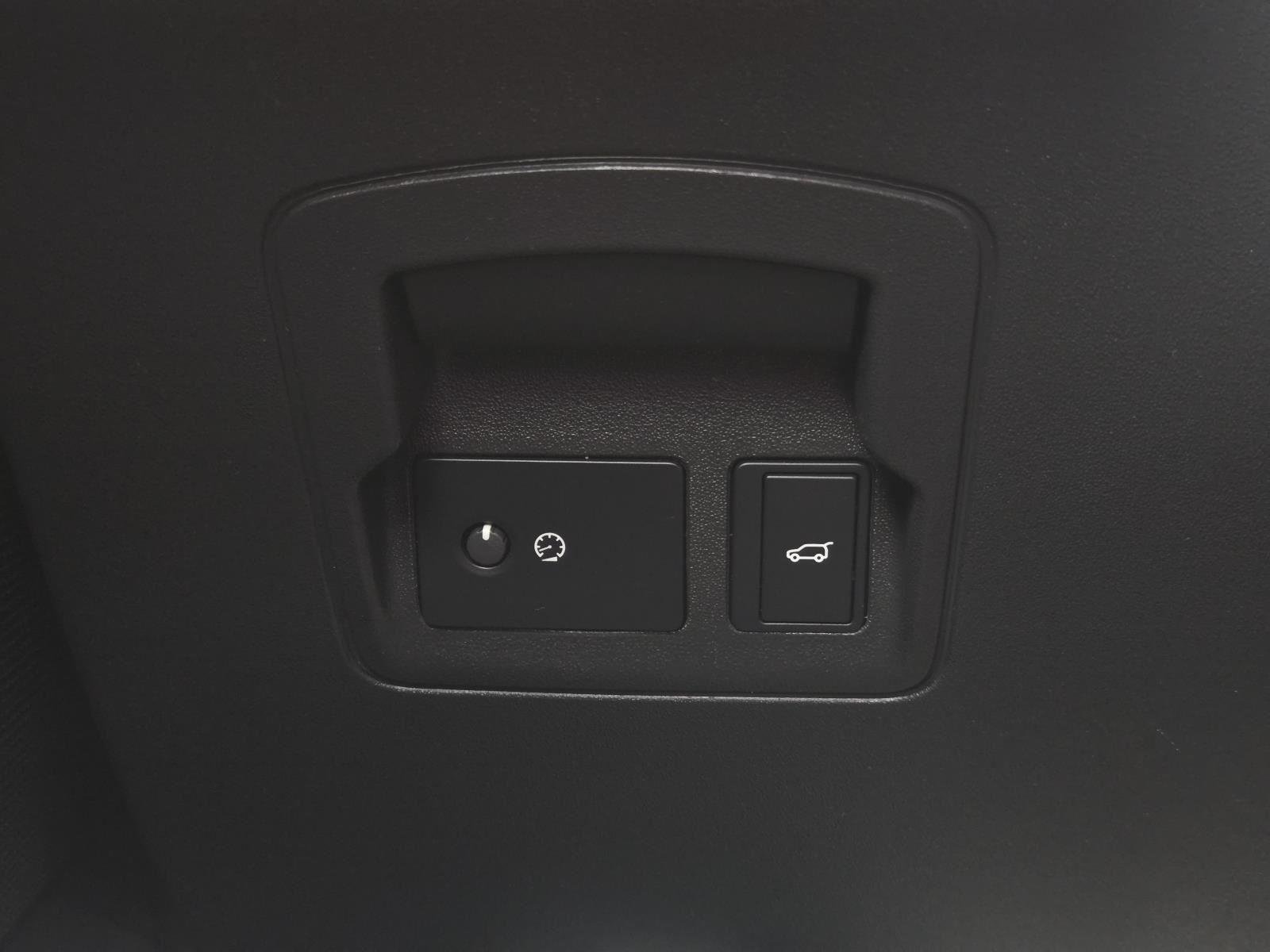 Used 2025 Santorini Black Metallic Land Rover Dynamic SE image 19