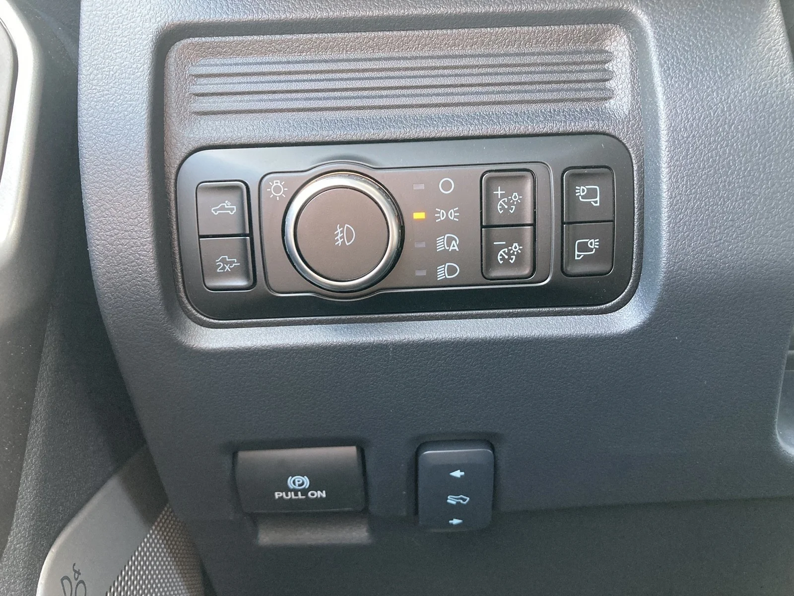 New 2026 Glacier Gray Metallic Tri-Coat Ford F-350® Lariat® image 14