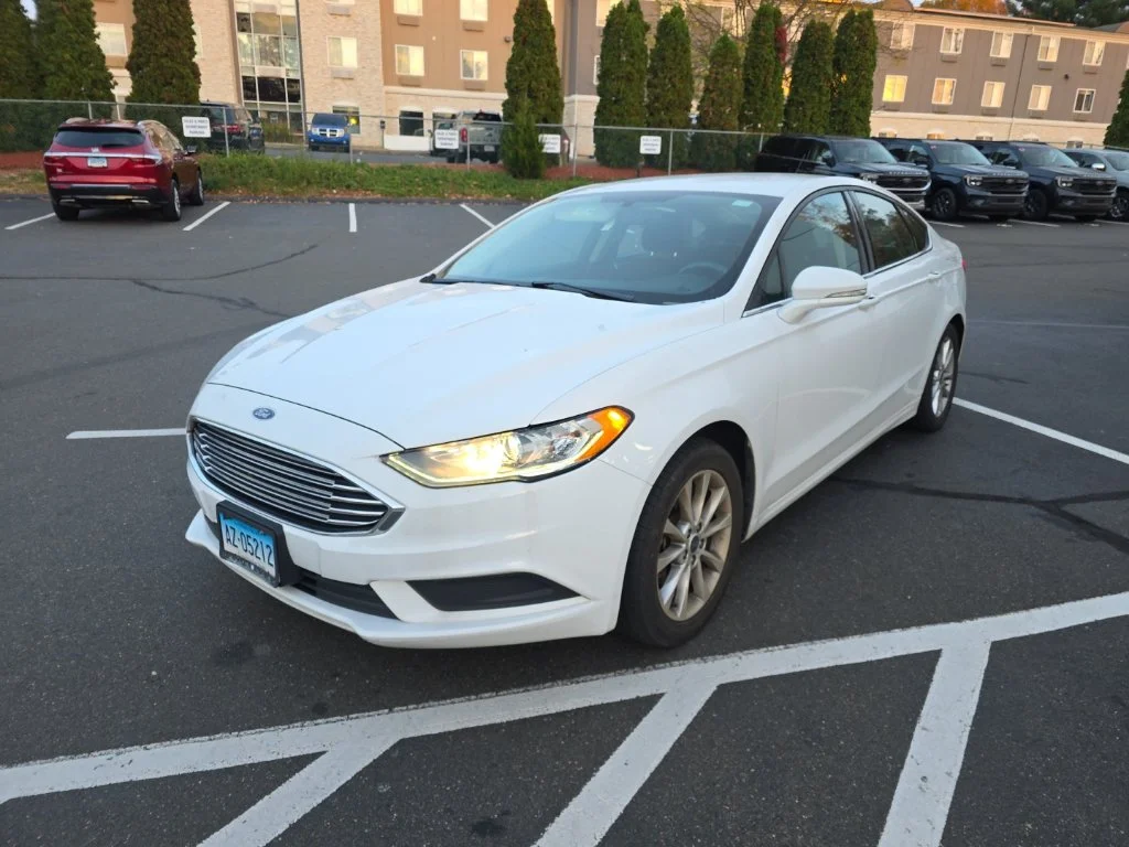 Used 2017 White Platinum Clearcoat Metallic Ford SE image 4
