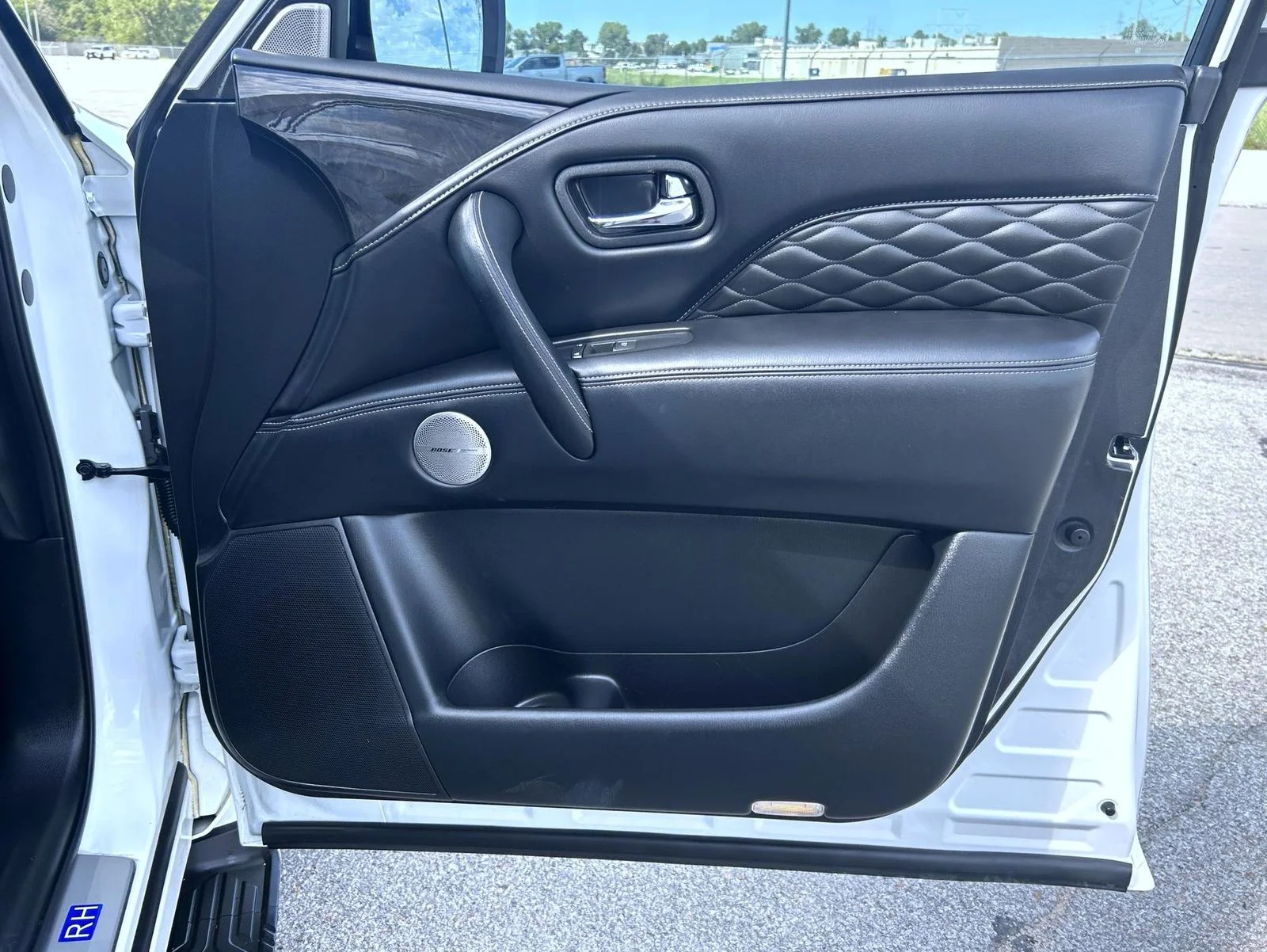 Used 2023 White INFINITI Sensory image 15