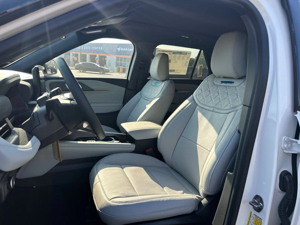 New 2027 Star White Metallic Tri-Coat Ford Platinum™ image 5