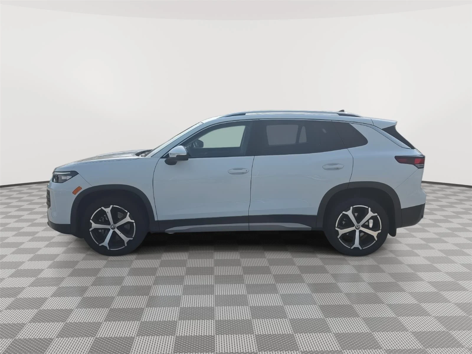 Certified Used 2025 WHITE Volkswagen SE image 5