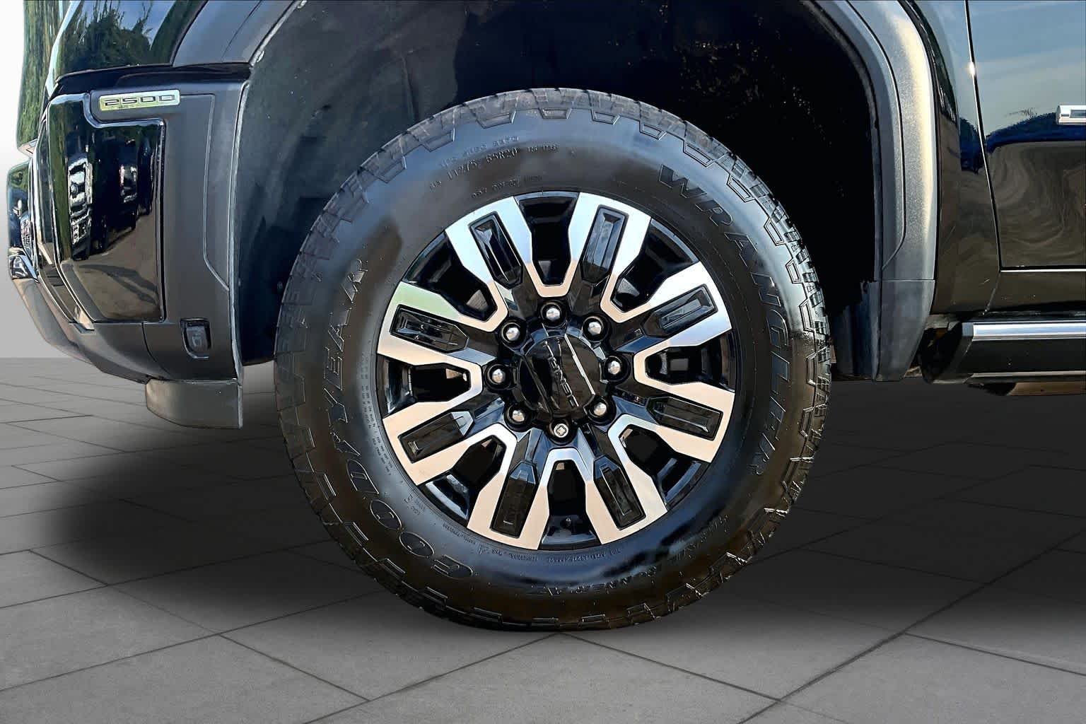 Used 2024 Onyx Black GMC Denali Ultimate image 11