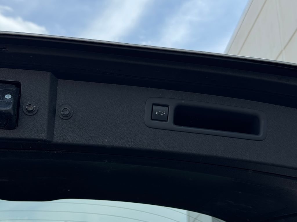 2021 Toyota Highlander LE - Photo 18