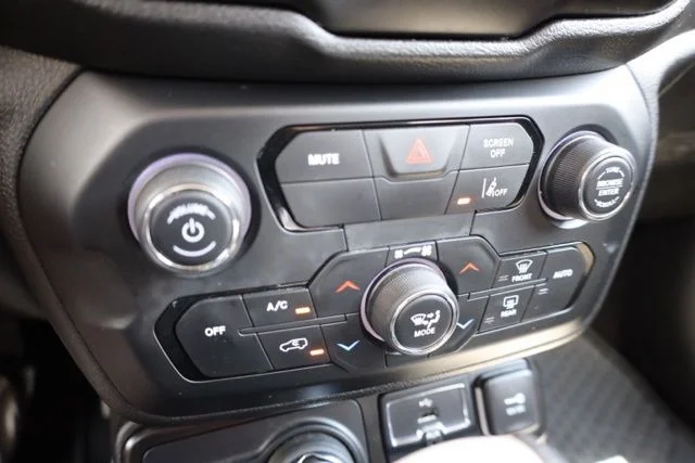 Used 2023 White Jeep Latitude image 29