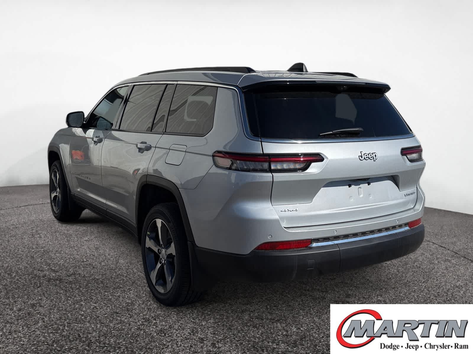 New 2025 Silver Zynith Exterior Paint Jeep Limited image 3