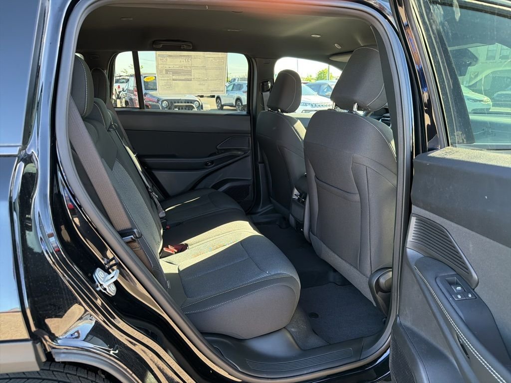New 2026 Diamond Black Crystal Pearl-Coat Exterior Paint Jeep Laredo image 19