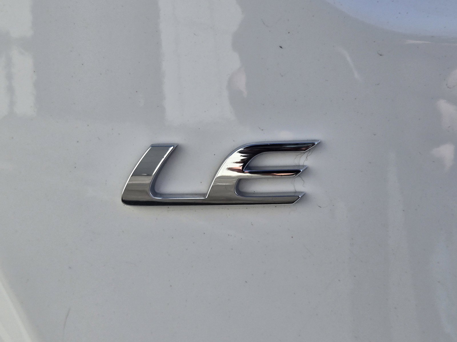 Used 2025 White Toyota LE image 9