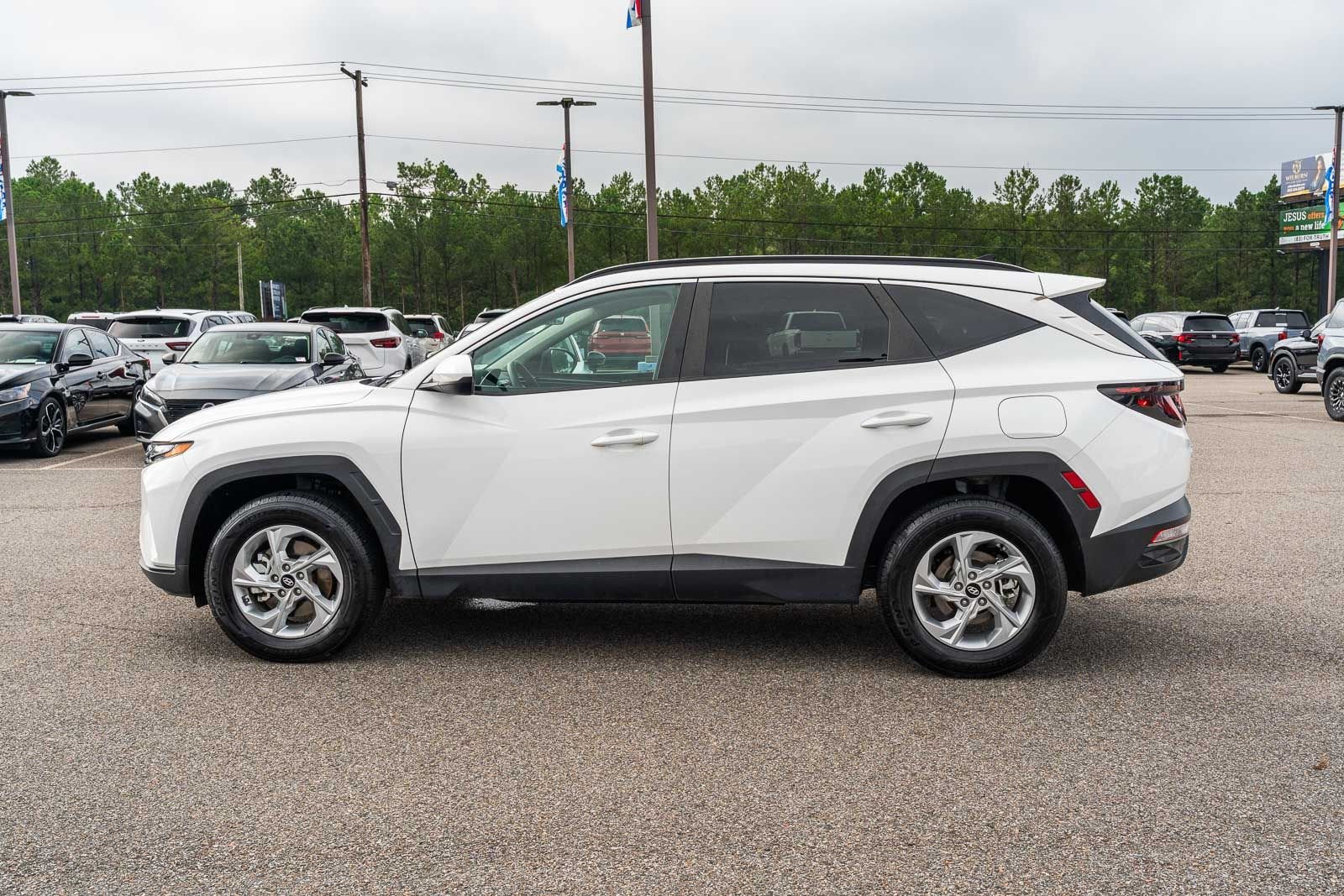 Used 2024 White Hyundai SEL image 4