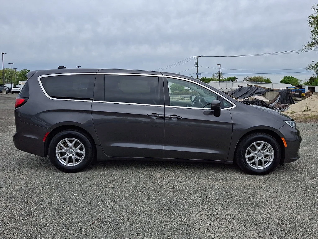 Used 2023 Granite Crystal Metallic Clearcoat Chrysler Touring L image 13