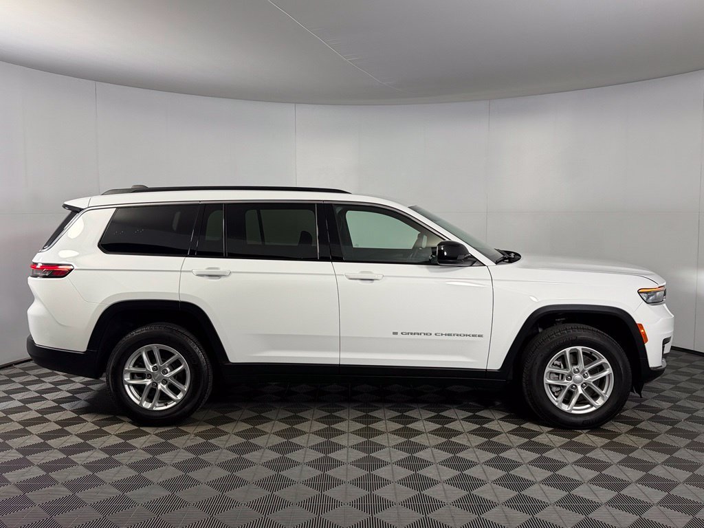 Used 2024 White Jeep Laredo image 5