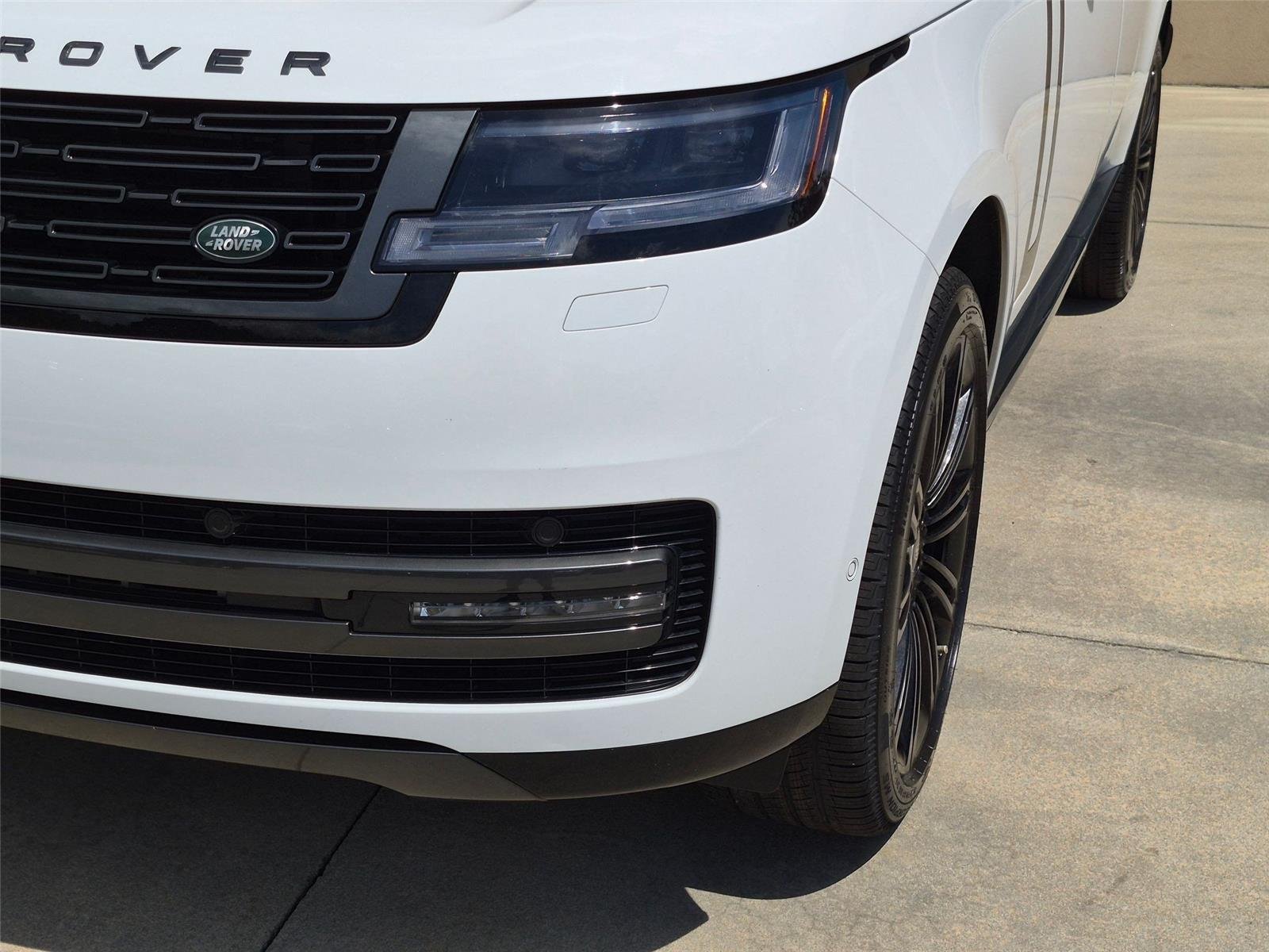 Used 2025 Fuji White Land Rover SE image 9