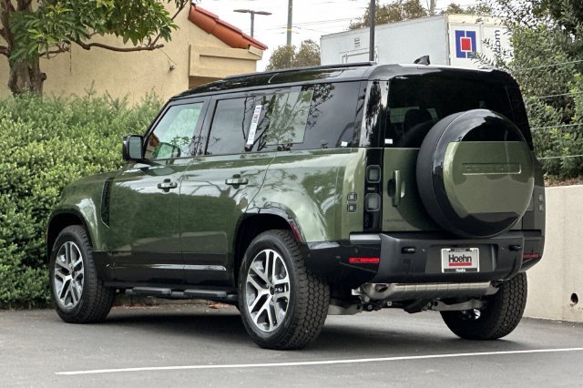 New 2026 Woolstone Green Land Rover X-Dynamic SE image 3