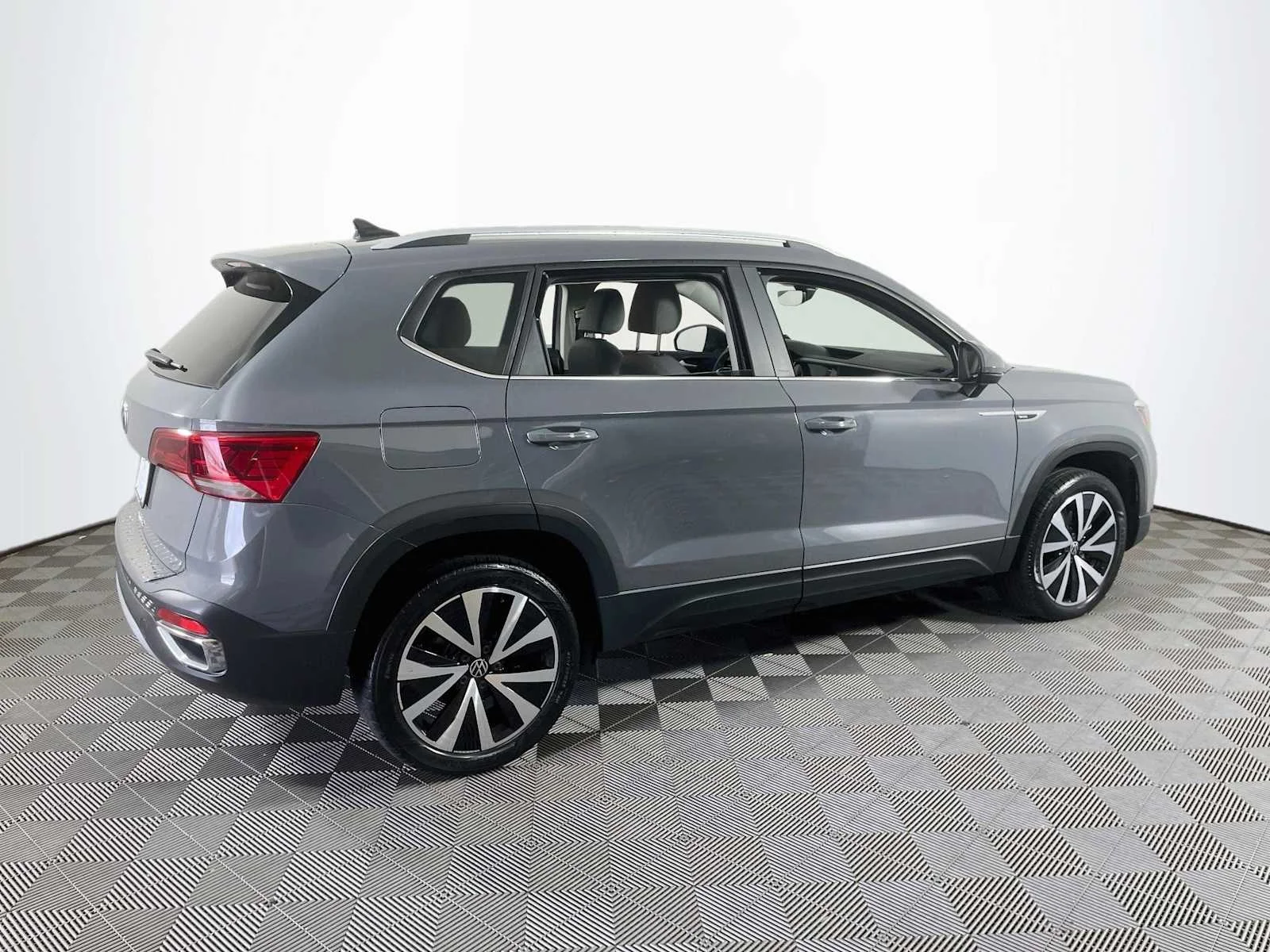 Used 2023 Gy Volkswagen SE image 4