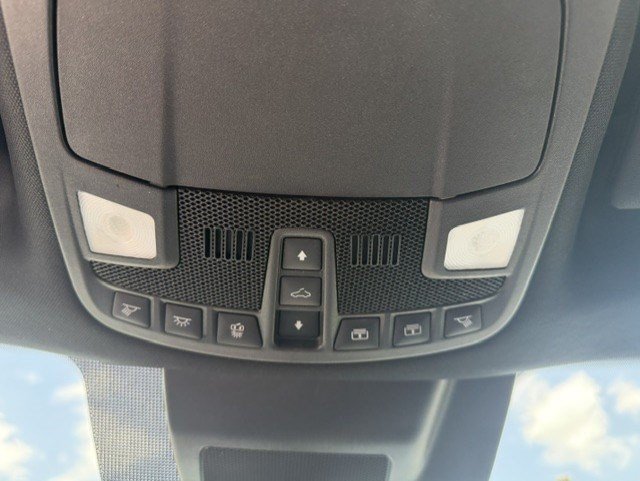Used 2021 White Metallic Ford XLT image 18