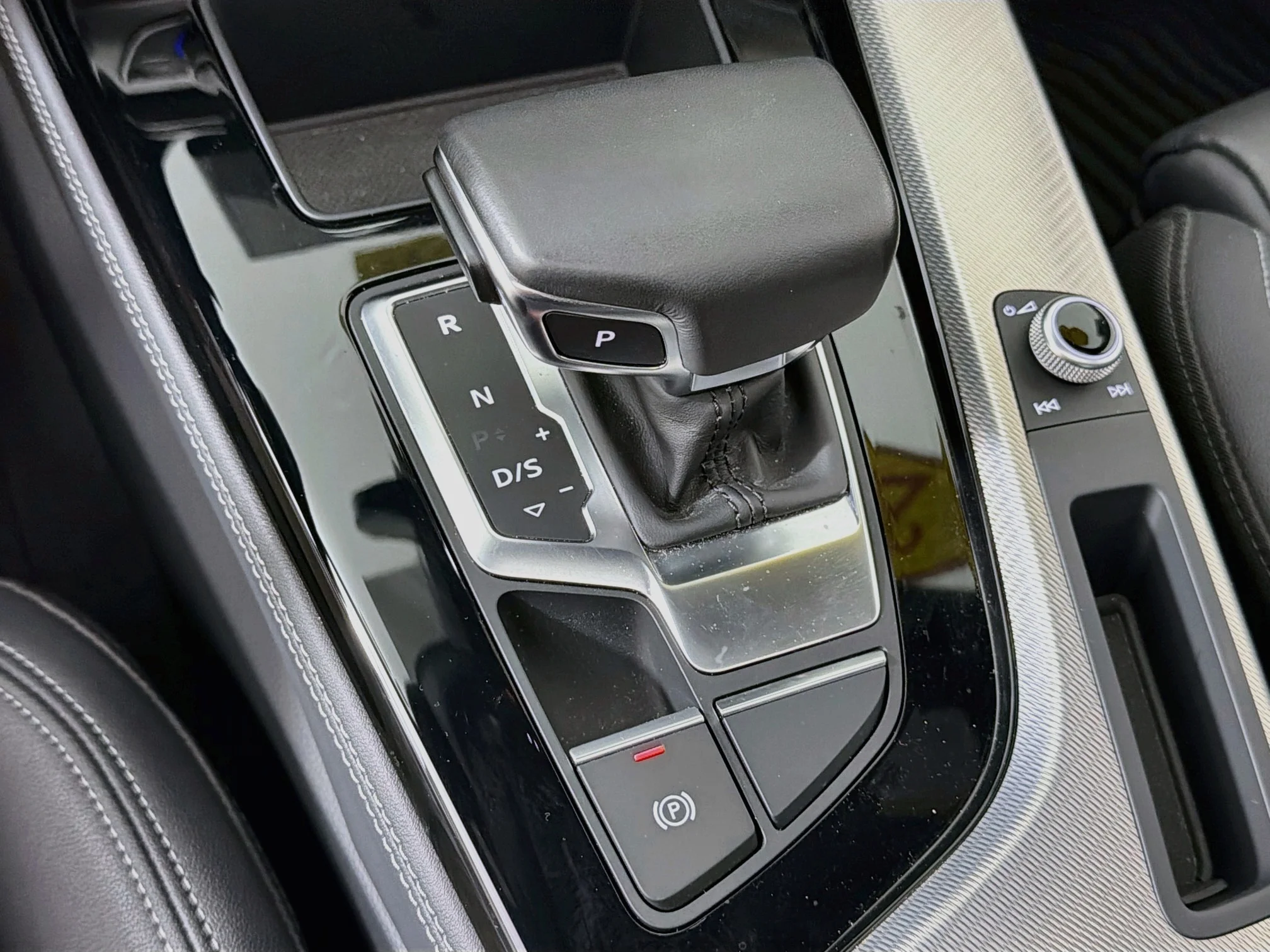 Used 2024 Daytona Gray Pearl Effect Audi S line Premium Plus image 17