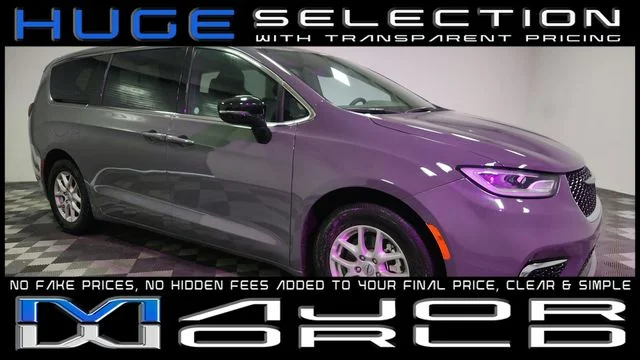 2025 Chrysler Pacifica Select's photo