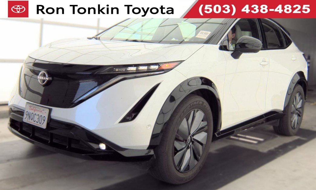 Used 2024 Everest White Pearl Tricoat/Black Diamond Pearl Nissan EMPOWER+ image 1