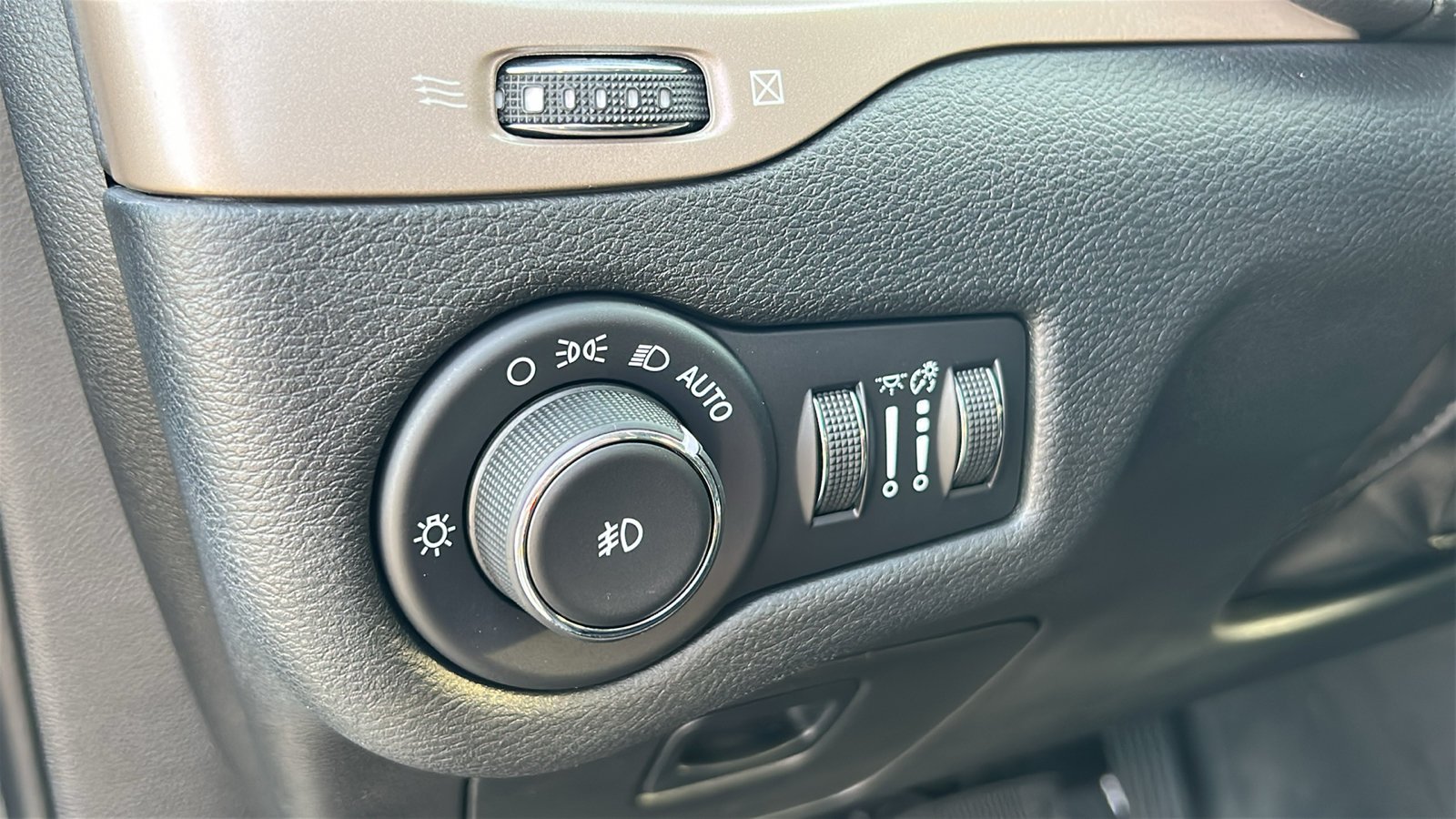 Used 2017 Black Jeep Latitude image 21